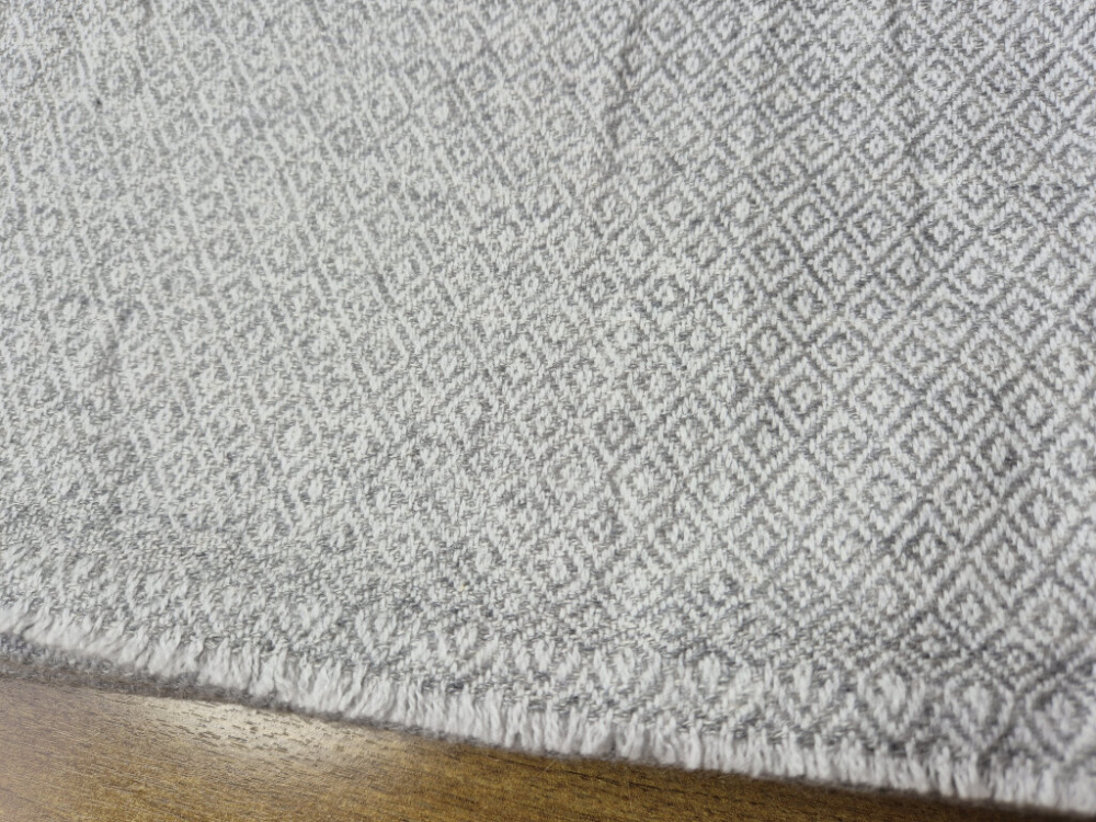 Weicher handgewebter Kaschmir-Schal in Silbergrau mit feinem Rauten-Webmuster – LWH Nepal